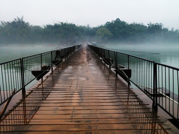 简约冷色调贺州小河浮桥晨雾