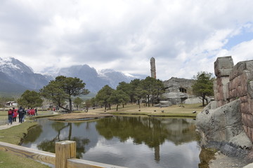 云龙雪山下的建筑