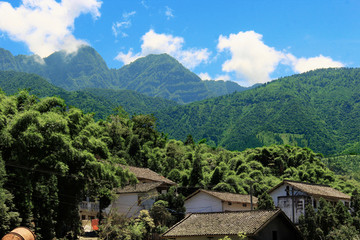 蓝天白云下的荥经县烟溪沟村