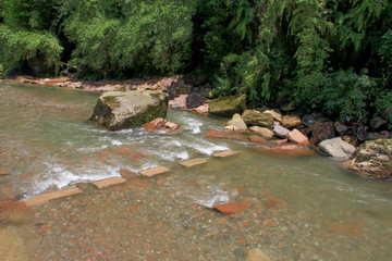 小溪流水