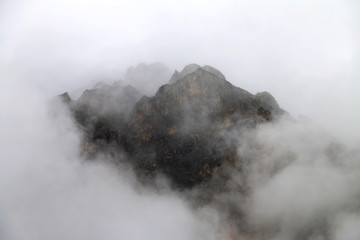 雾中的山脉