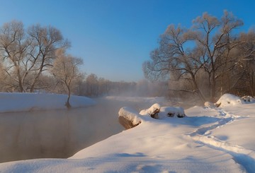 冬天早晨河岸薄雾雪地风光