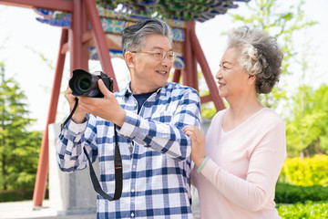 老年夫妻旅游