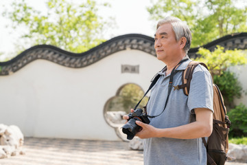 老年男子旅游拍照