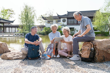 老年夫妻旅游