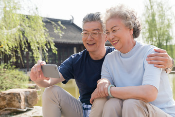 老年夫妻旅游自拍