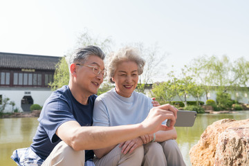 老年夫妻旅游自拍