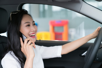 年轻女子在车里使用手机