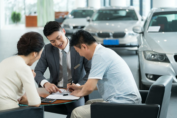 老年夫妻选购汽车