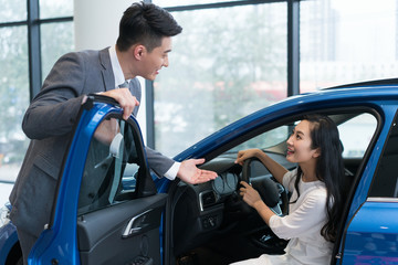 年轻女子选购汽车