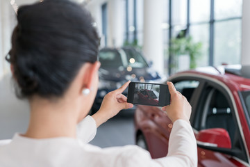 年轻商务女子选购汽车