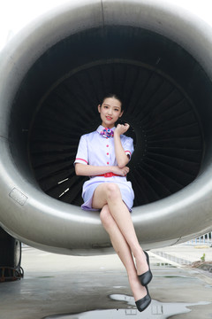 年轻美女空姐图片