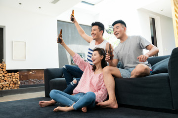 年輕朋友聚會喝啤酒