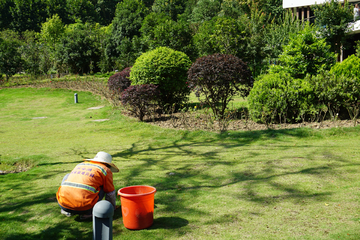 园林工人 公园除草