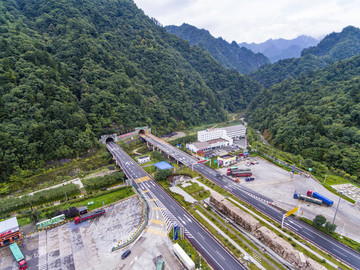 航拍陕西G5京昆高速秦岭服务区