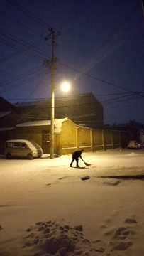 路灯下的扫雪人