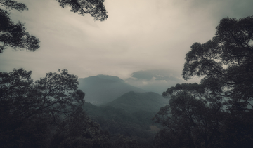 乌云密布青城山