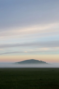 草原云雾中的小山