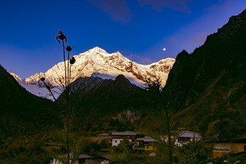 雨崩村的黎明