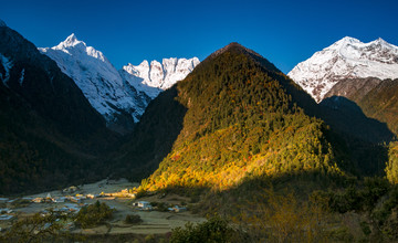 梅里雪山雨崩村全景秋色