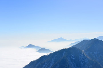 冲出云端的山峰