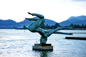 城市湖泊雕塑