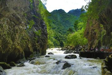 峡谷流水