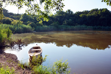 宁静的湖畔木舟