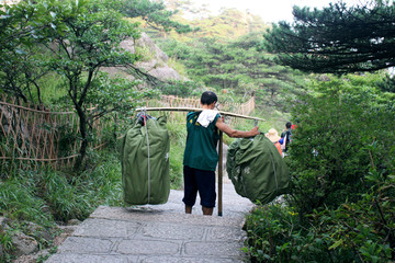 黄山景区黄山风景风光黄山挑夫