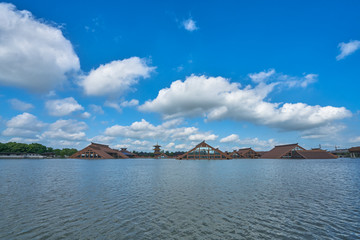 漂浮在水上的建筑