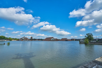 漂浮在水上的建筑