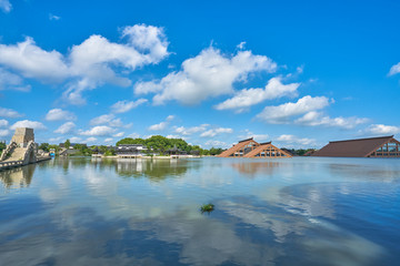 漂浮在水上的建筑