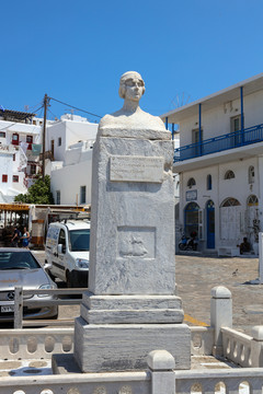 希腊米克诺斯镇中心的雕塑