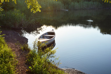 河畔小木舟