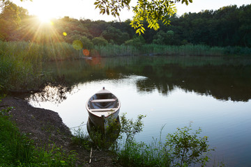 夕阳湖泊木舟