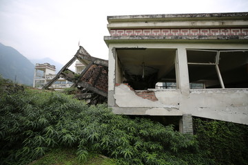 四川汶川特大地震漩口中学遗址