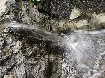 小溪流水