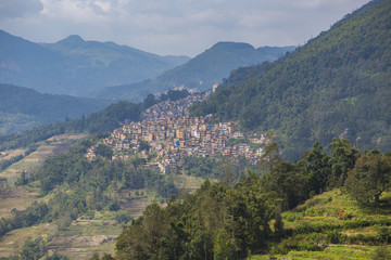 云南红河元阳梯田景区哈尼村寨