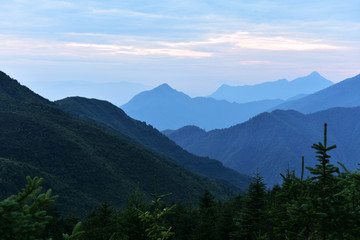 远山水墨画