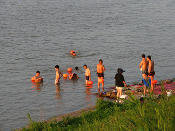 夏天淮河游泳的人