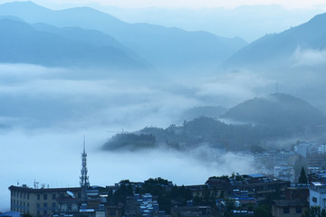 美姑县城雾景