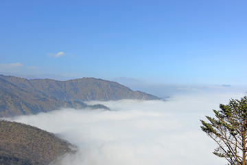 群山横卧出云海