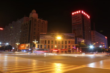 临河区百货大楼路口夜景