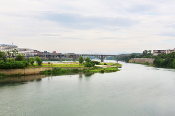 沿河江景