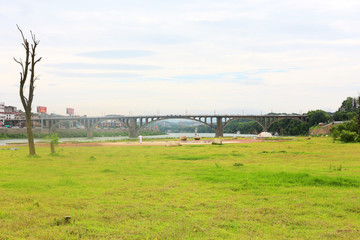 沿河江景