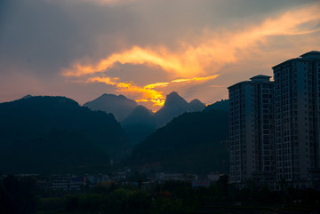 夕阳映红荔波县城