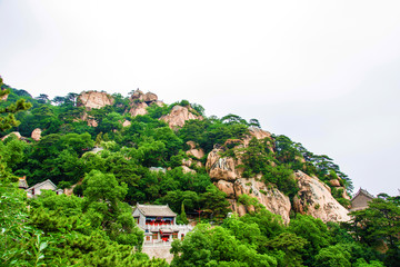 千山无量观藏经阁与天上天山峰