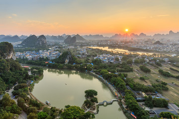 俯瞰桂林穿山景区日落