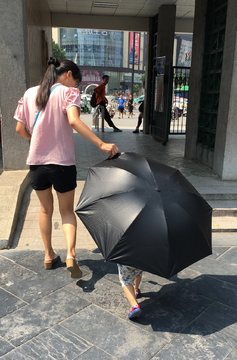 打伞的母子