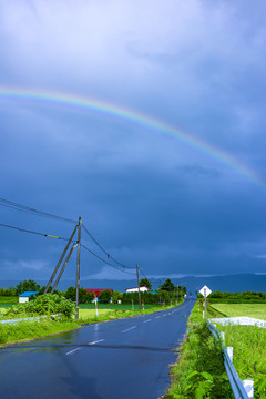 乡村公路雨后彩虹